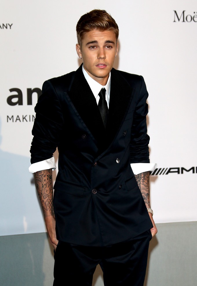 Justin Bieber Rolls Sleeves Up on Dolce & Gabbana Suit image Justin Bieber Suit 001 e1400786429626 