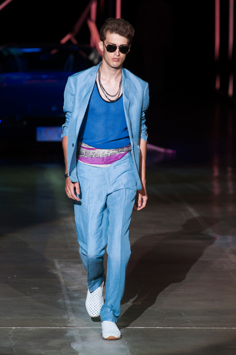 Roberto Cavalli revisite la mode Miami Vice pour sa collection homme Printemps-Eté 2015.