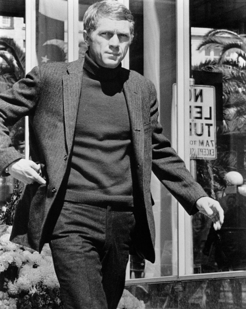 Steve McQueen pictured in a tweed sports jacket and classic turtleneck ...