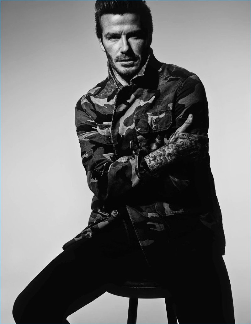 Abbracciando camuffamento, David Beckham indossa una giacca di Valentino con Saint Laurent jeans.