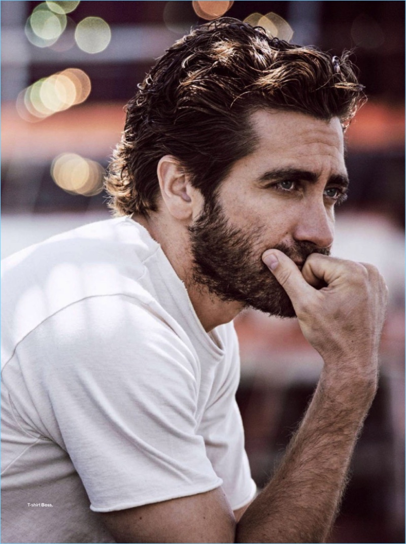 Attore Jake Gyllenhaal abbellisce le pagine di GQ France in un BOSS by Hugo Boss t-shirt.