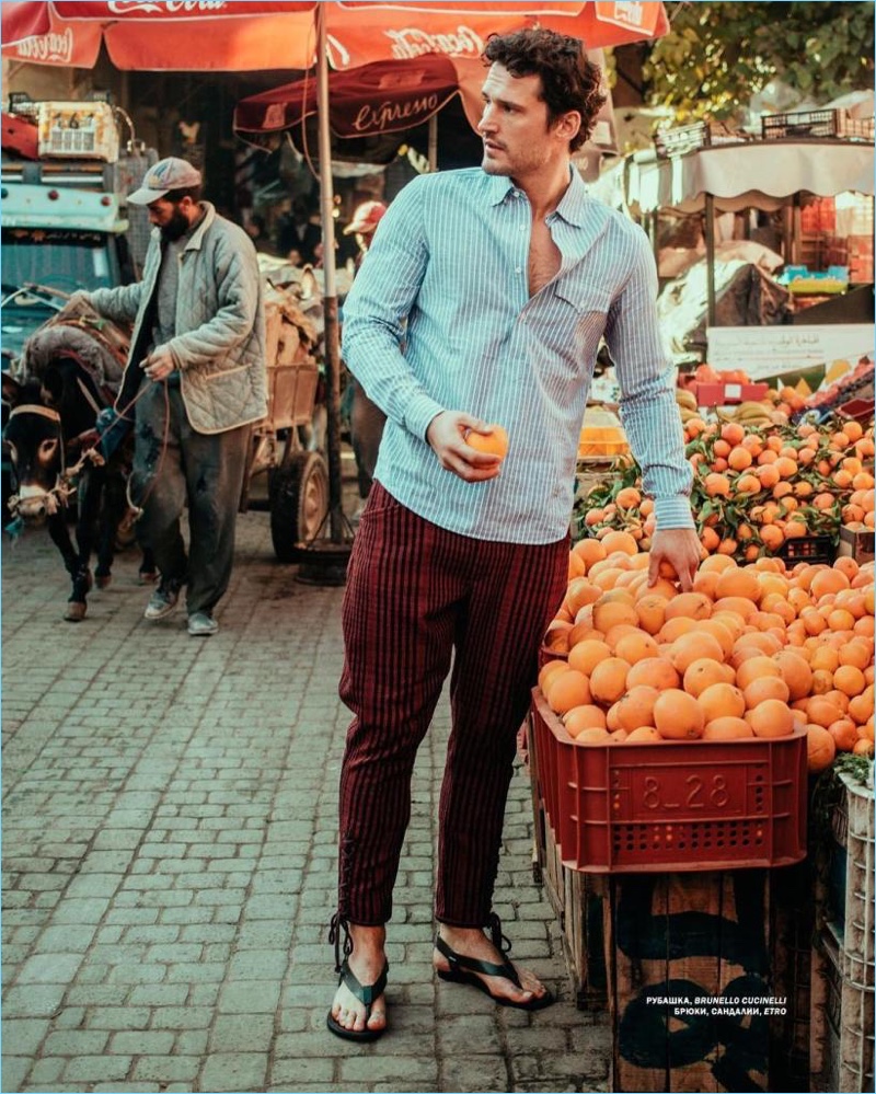 Visitando un mercato locale marocchino Sam Webb indossa Brunello Cucinelli e Etro.