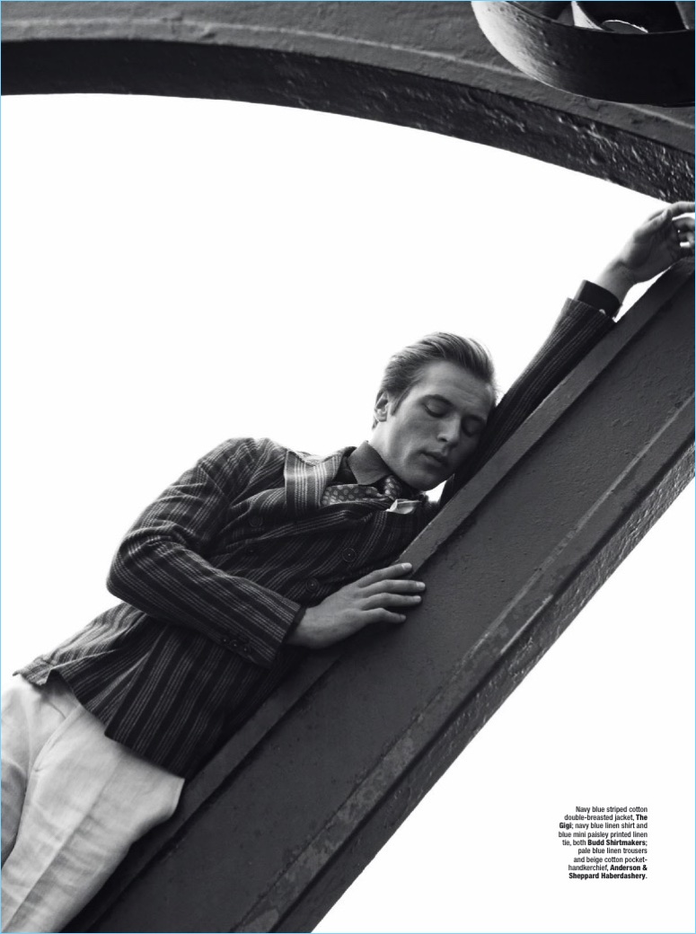 Apparendo in un'immagine in bianco e nero, Jules Raynal indossa una giacca a doppio petto da The Gigi con una camicia e cravatta paisley da Budd Shirtmakers.  Jules sport anche un fazzoletto di Anderson & Sheppard Merceria.