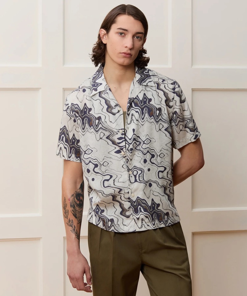 A modern cropped camp shirt brings mid-century ease into sharp, print-forward focus.