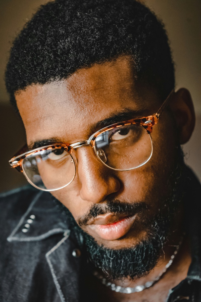 Man tortoiseshell glasses