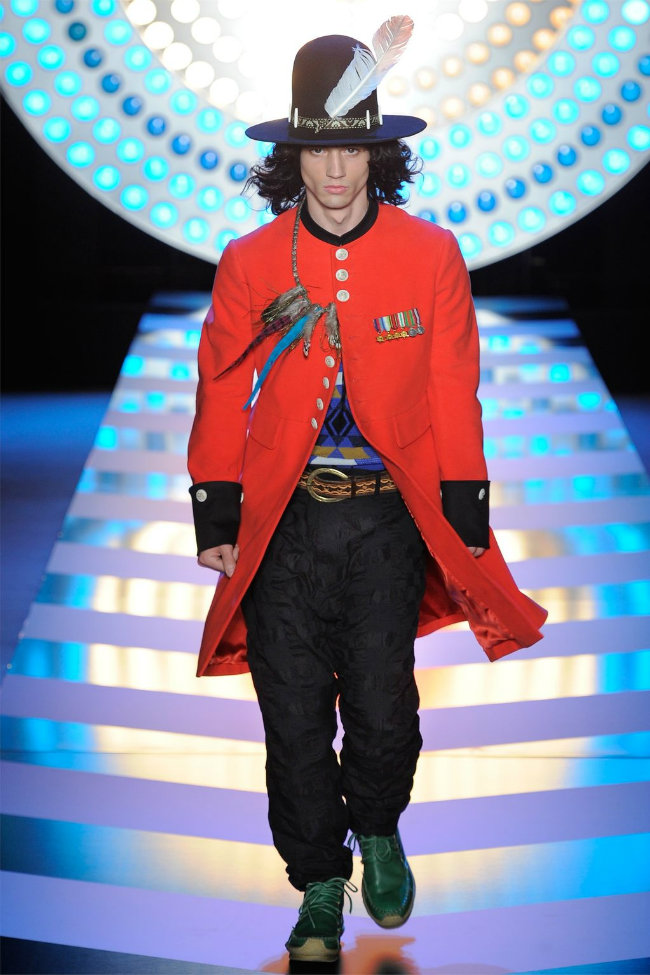 British designer John Galliano's Ready-to-wear Spring-Summer 2006 fashion  show at the Studio 130 in La Plaine Saint-Denis near Paris, France on  October 8, 2005. Photo by JAVA/ABACAPRESS.COM Stock Photo - Alamy