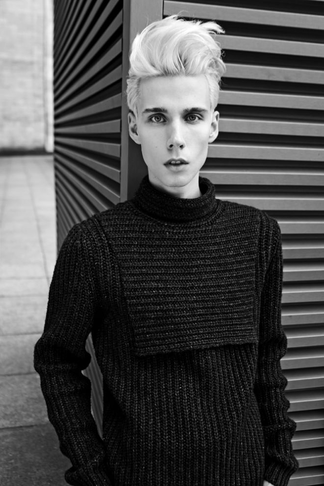 Fresh Face Klemen Sesel by Krzysztof Wyzynski