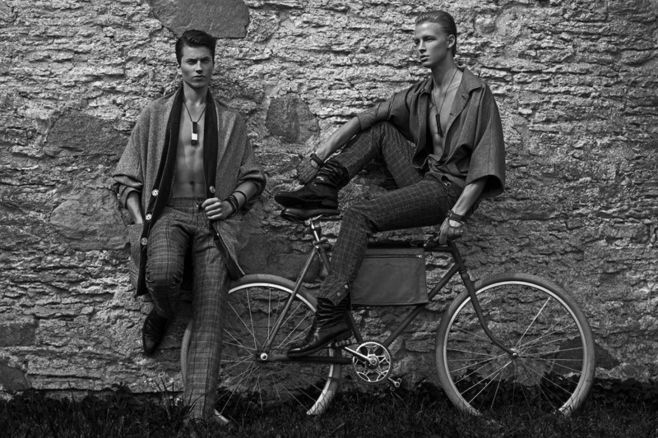 Kristjan wears coat and trousers Kalle HT, chain Projekt and leather wristband Stella Soomlais. Sander wears coat and trousers Kalle HT, chain Projekt, leather gloves and bicycle bag Stella Soomlais.
