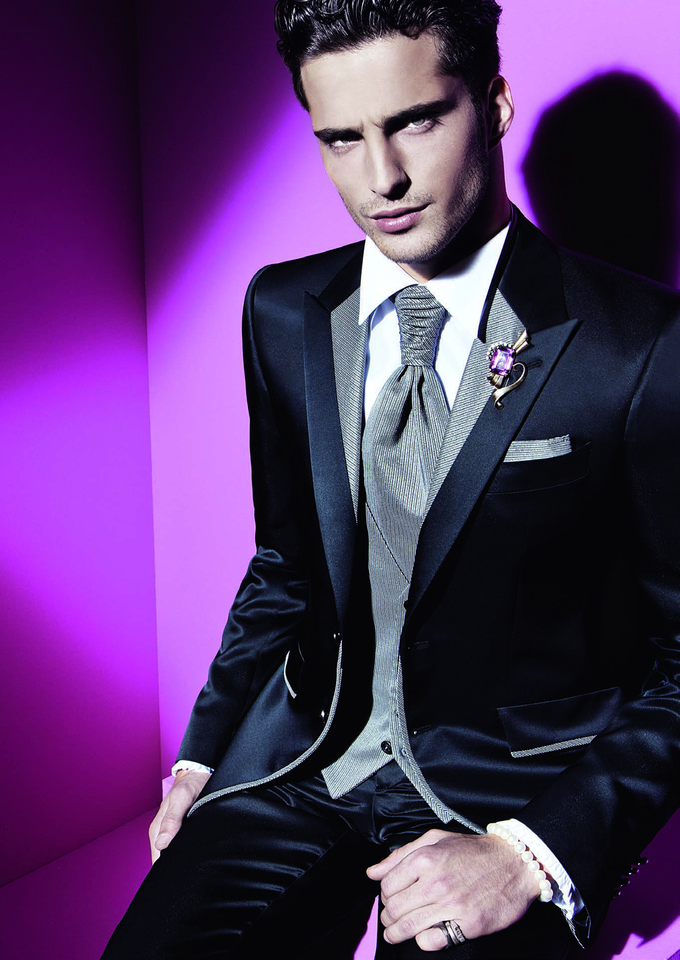 красивый мужчина в костюме. красивый статный мужчина. гламурный мужчина. гламурный мужчина. гламурный стиль мужчины.