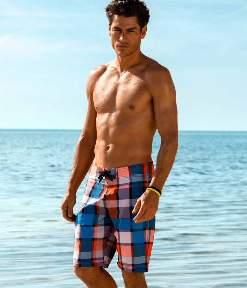 Tyson Ballou Finds a Summer Escape with H&M's Beachwear – The Fashionisto