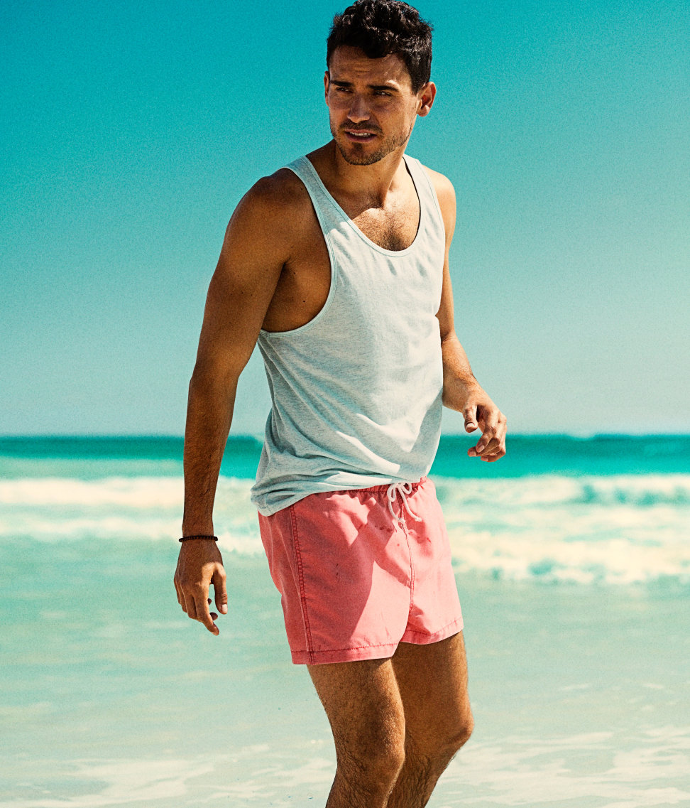 Летний стиль для мужчин. Пляжный стиль мужчины. Одежда для пляжа мужская. Парень в пляжной одежде.