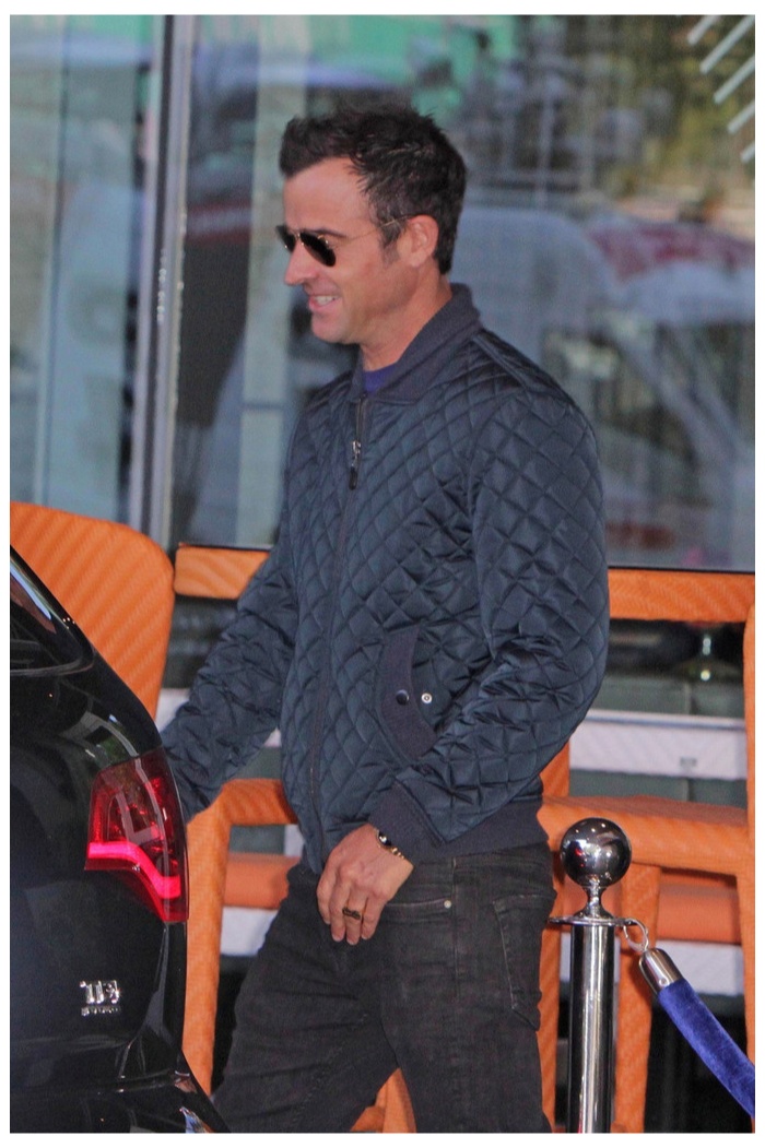 Justin Theroux Takes a Toronto Stroll in 7 For All Mankind