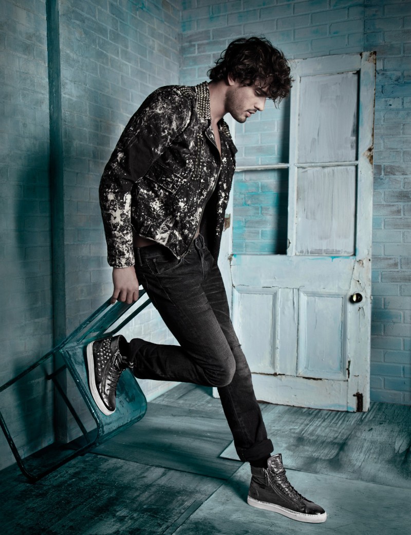 Wearing high-top sneakers, Marlon Teixeira embraces an urban look.