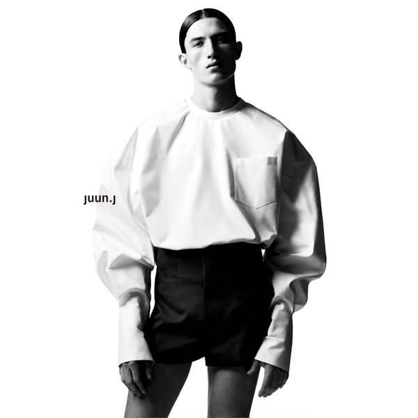 British model Jester White goes ultra sleek for Juun.J's spring 2014 campaign. Jester sports slicked back hair with a severe center part. » 1920s Men's Hairstyles: The Best Gentlemen Looks British model Jester White goes ultra sleek for Juun.J's spring 2014 campaign. Jester sports slicked back hair with a severe center part.
