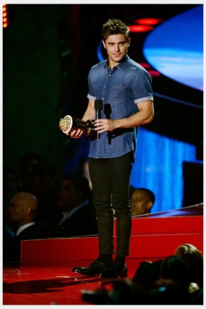 Zac Efron Wins Best Shirtless Performance at MTV Movie Awards in Neil