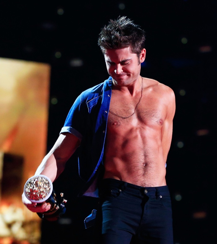 zac-efron-shirtless-mtv-movie-awards-photos-007