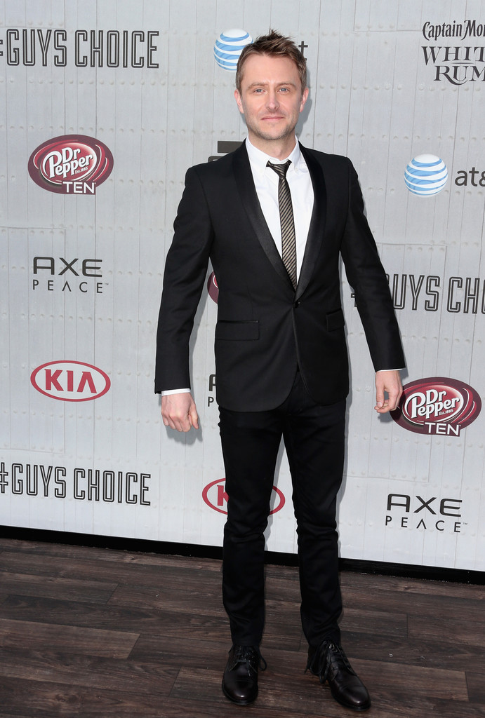 Actor Chris Hardwick hits the step and repeat with a slim-cut suit.