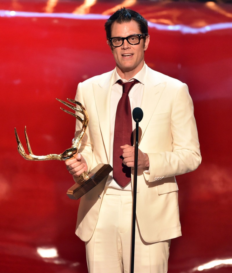 Funny man Johnny Knoxville wore a cream suit as he accepted the award for Guycon.