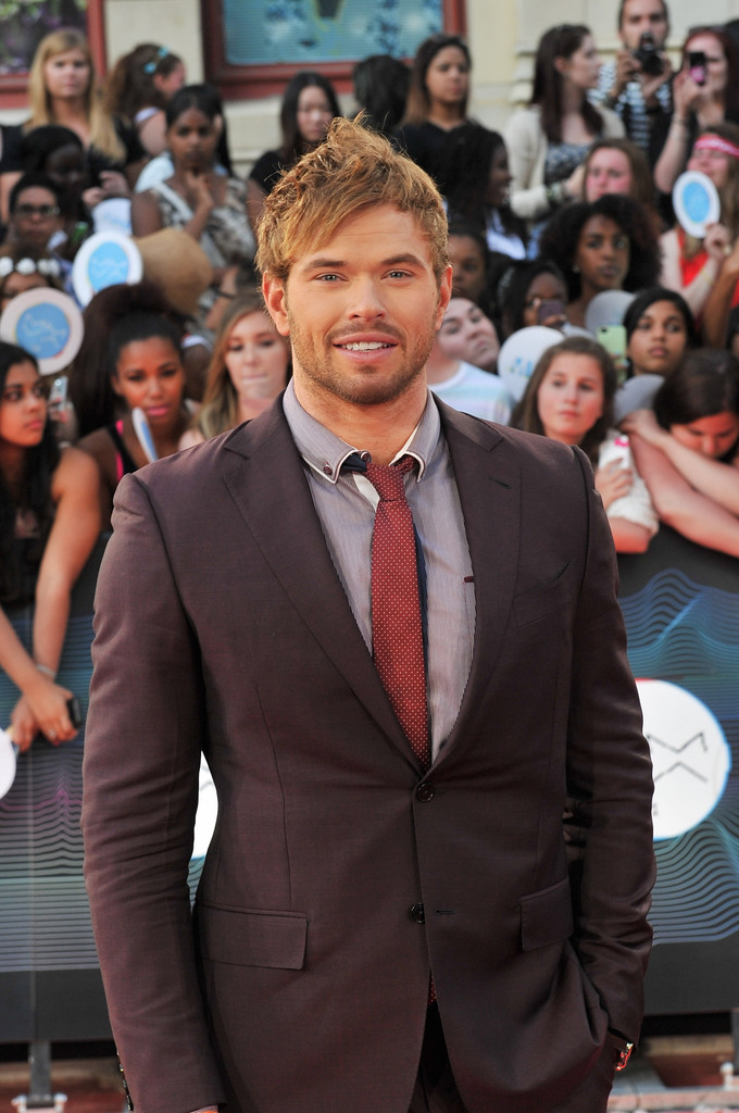 Actor Kellan Lutz knows how to wow, attending the 2014 MuchMusic Awards in a burgundy look from Ermenegildo Zegna.