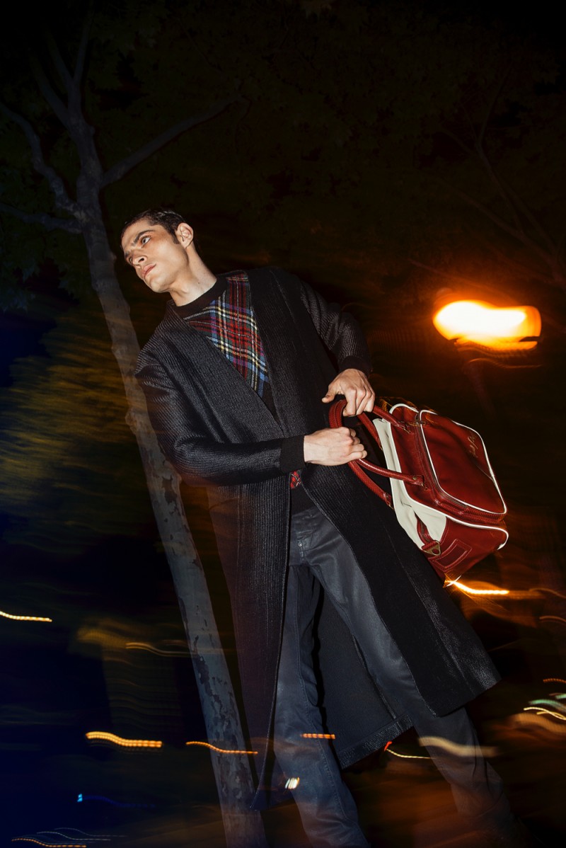 Stefano wears coat Martin Lamote, sweater Fred Perry, pants G-Star Raw and bag Fred Perry.