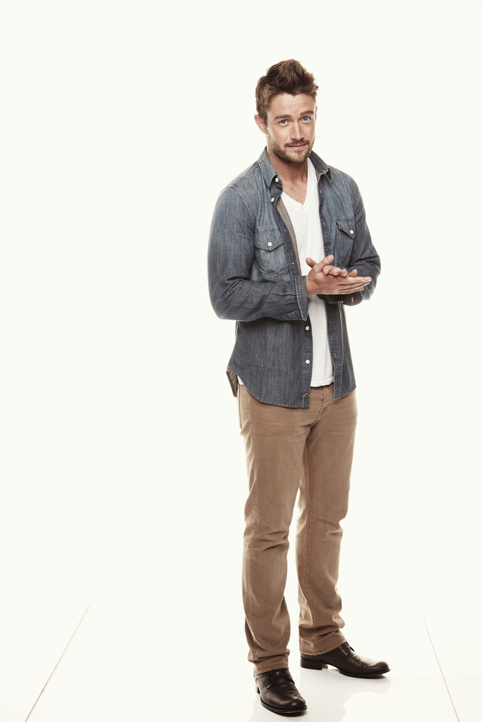 Robert-Buckley-2014-Denim-Look-001