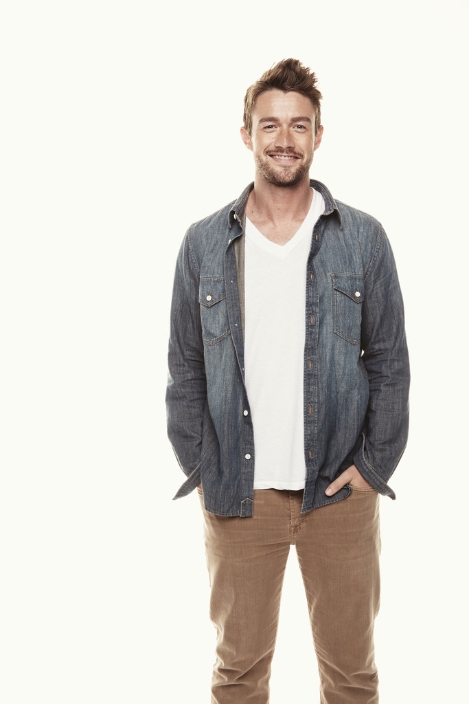 Robert-Buckley-2014-Denim-Look-002