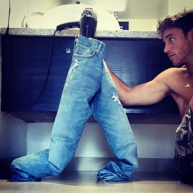 Rodrigo Calazans tries to dry his jeans.