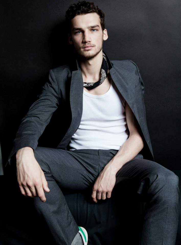 Misa Patinszki Poses for René Fragoso