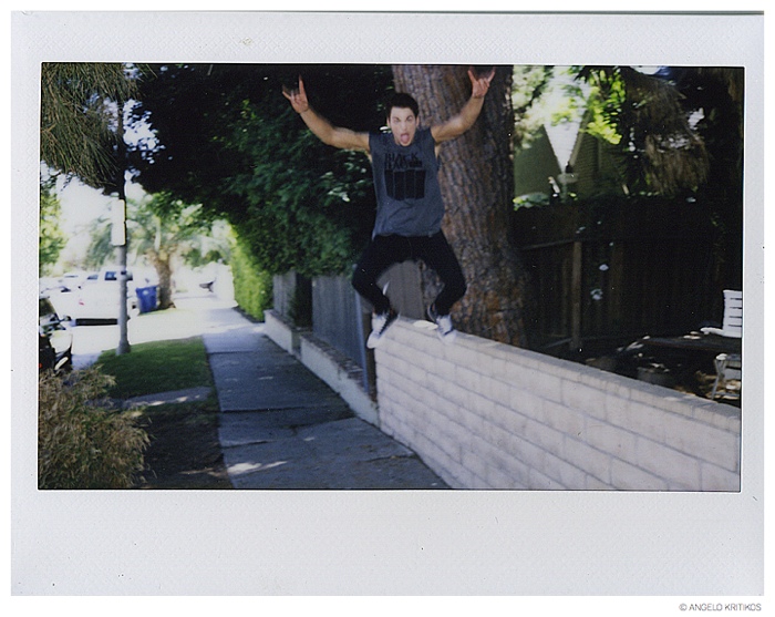 Dylan wears Black Flag t-shirt, jeans Jacob Davis and shoes Converse.