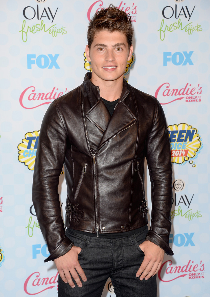 Gregg Sulkin plays it cool in a leather jacket and black skinny jeans.