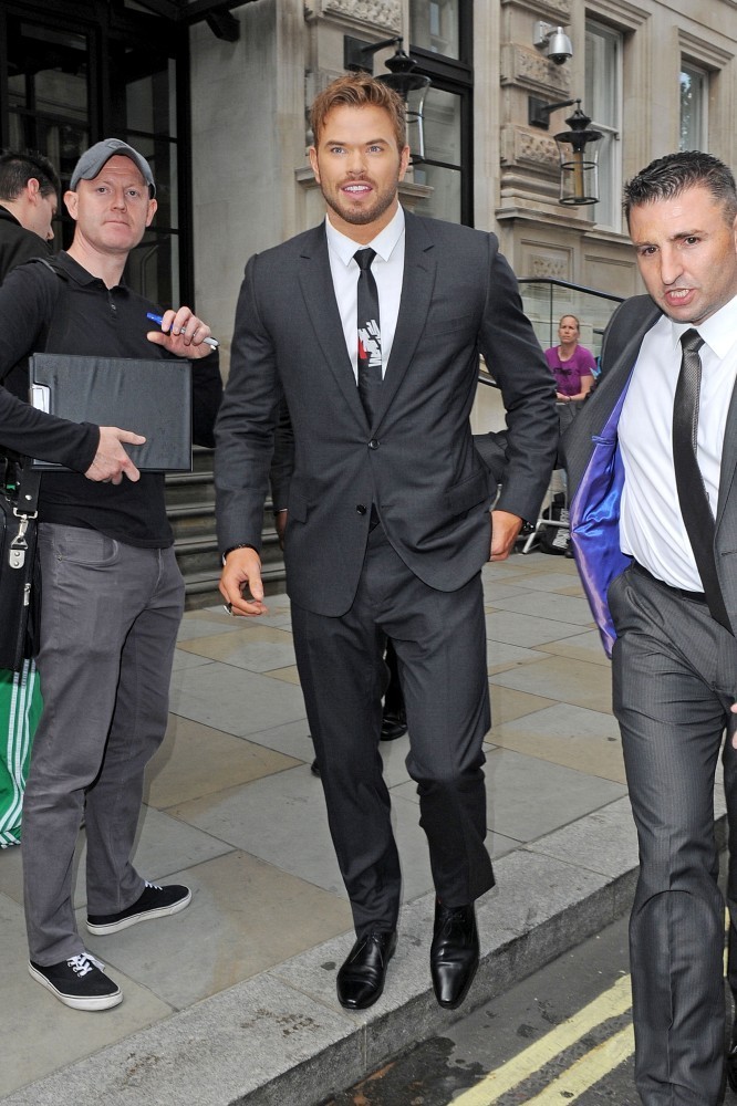 Kellan Lutz Wears Dior Homme Suit to The Expendables 3 Premiere