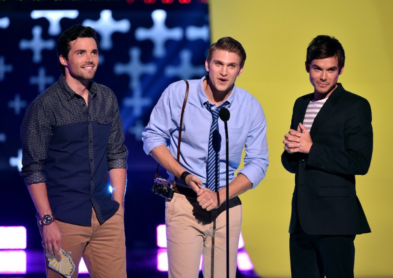 Representing a variety of styles, the guys of 'Pretty Little Liars', Ian Harding, Keegan Allen and Tyler Blackburn present an award.