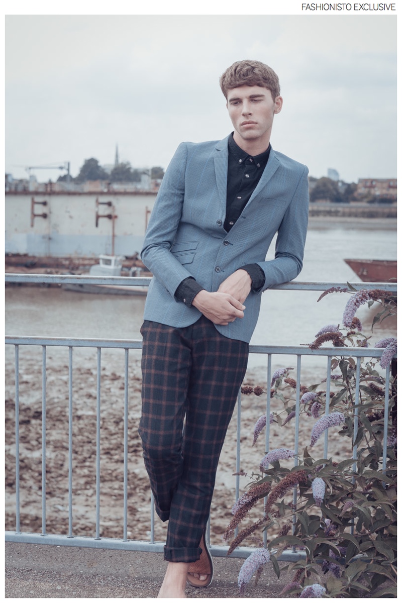 Yarik wears blazer Manuel Ritz, shirt Humor, trousers Gabicci and sandals River Island.