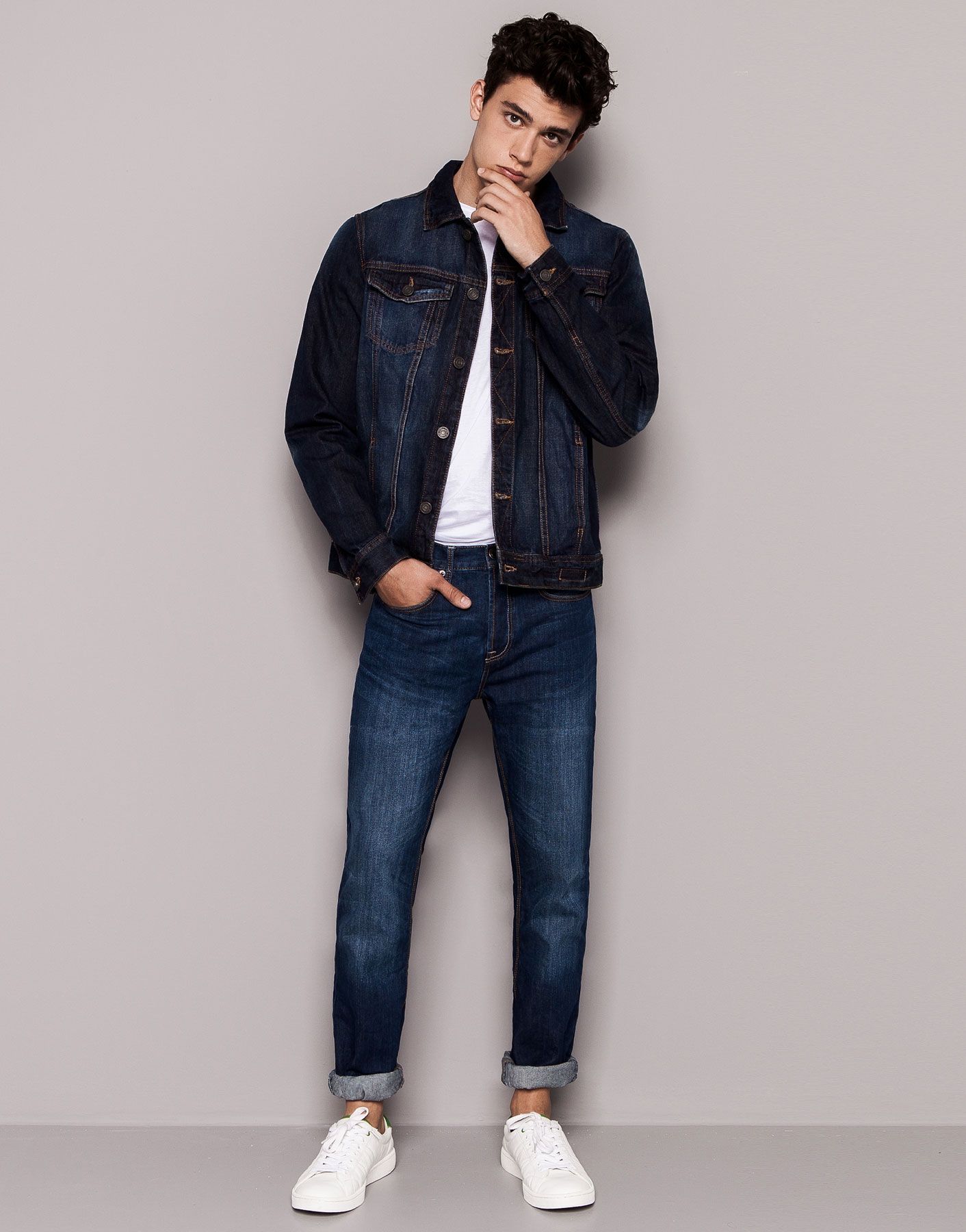 He is wearing jeans. Ксавьер Серрано. Хавьер Серрано (Xavier Serrano). Мужчина в джинсах. Джинсовая мужская одежда модель.