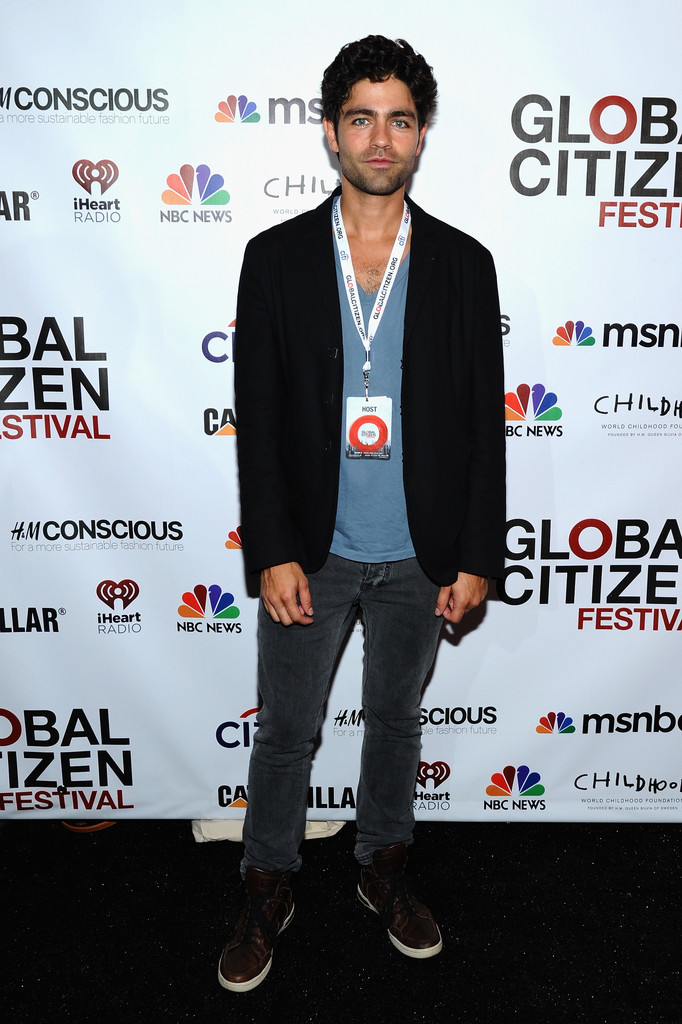 Attending the 2014 Global Citizen Festival in Central Park to End Extreme Povery by 2030 on September 27, 2014, actor Adrian Grenier went casual, pairing a simple pair of skinny jeans and a v-neck tee with a sports jacket and sneakers.