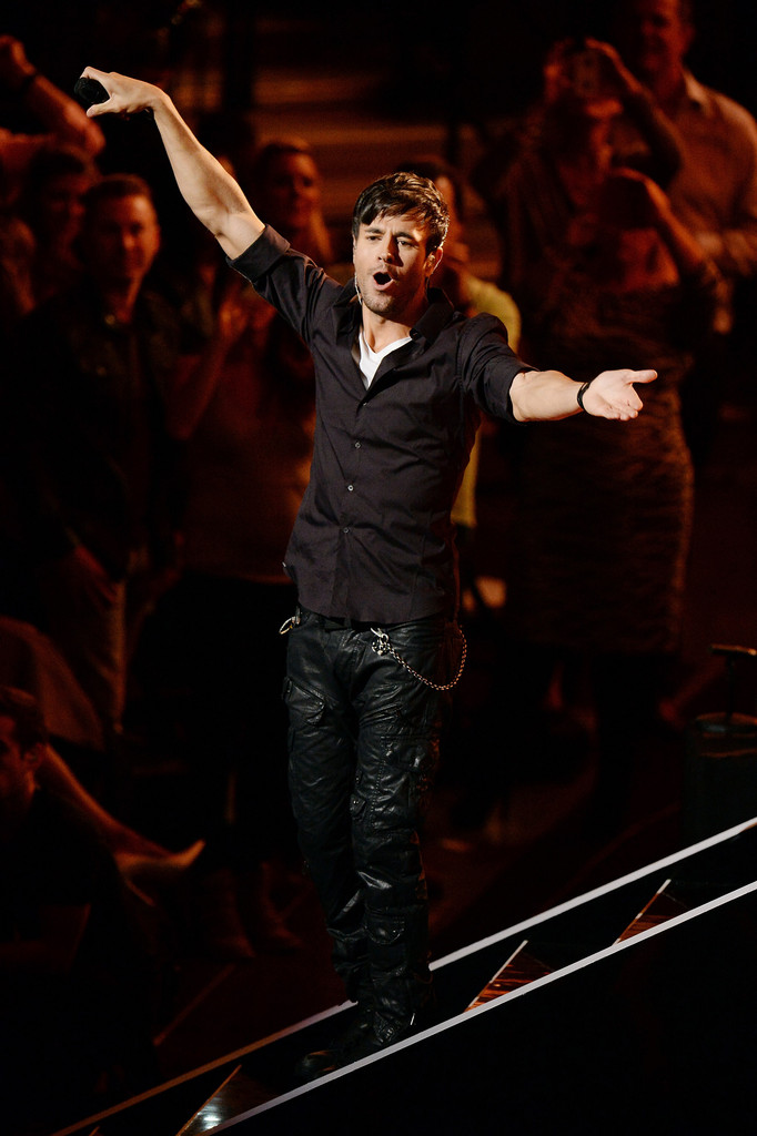 Enrique Iglesias Performs at Fashion Rocks in Leather Pants