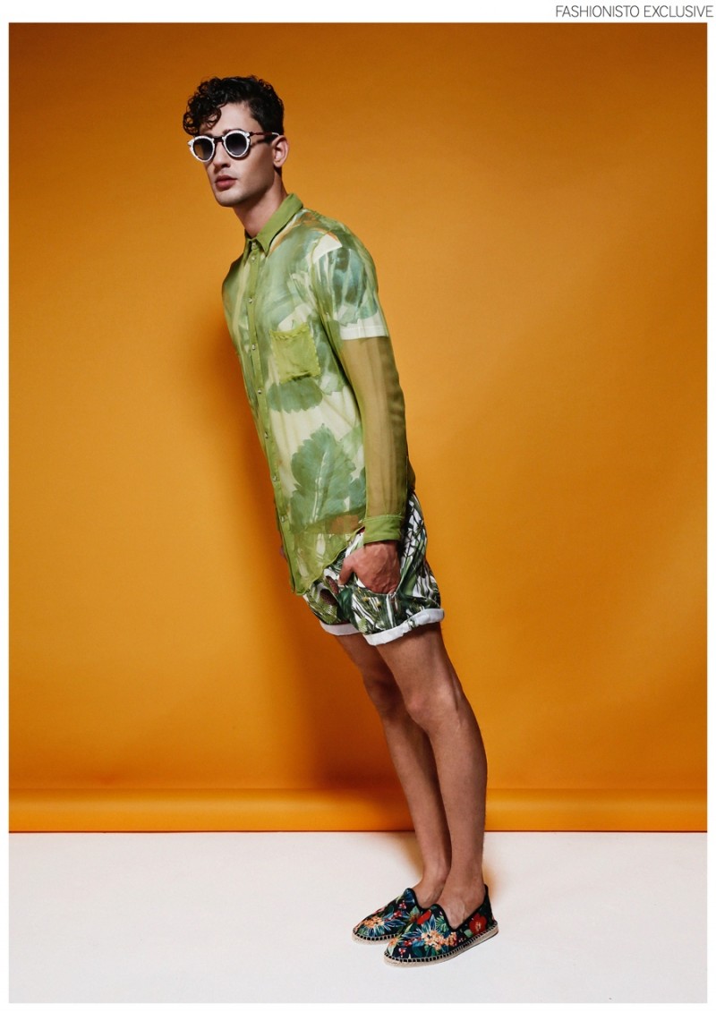 Arnau wears sunglasses Kenzo, shirt Colmillo De Morsa, shorts Scotch & Soda and shoes Zara.