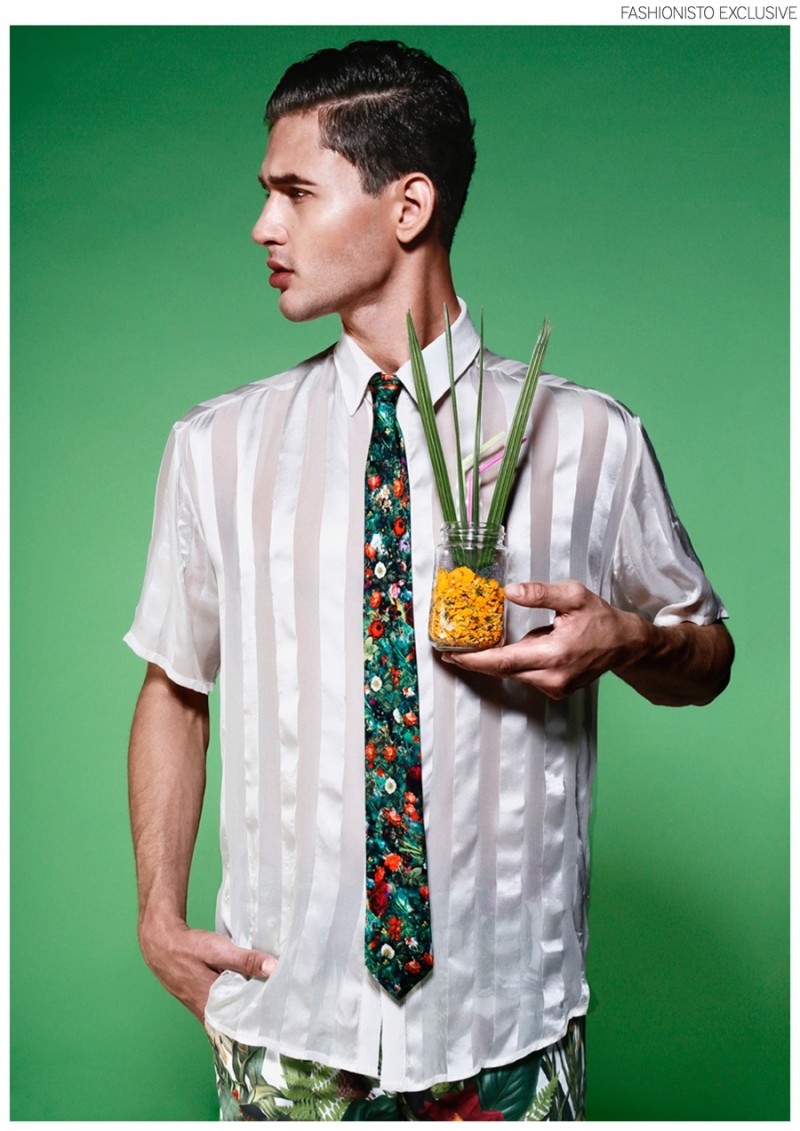 Arnau wears shirt Colmillo De Morsa, tie Kenzo and shorts Scotch & Soda.