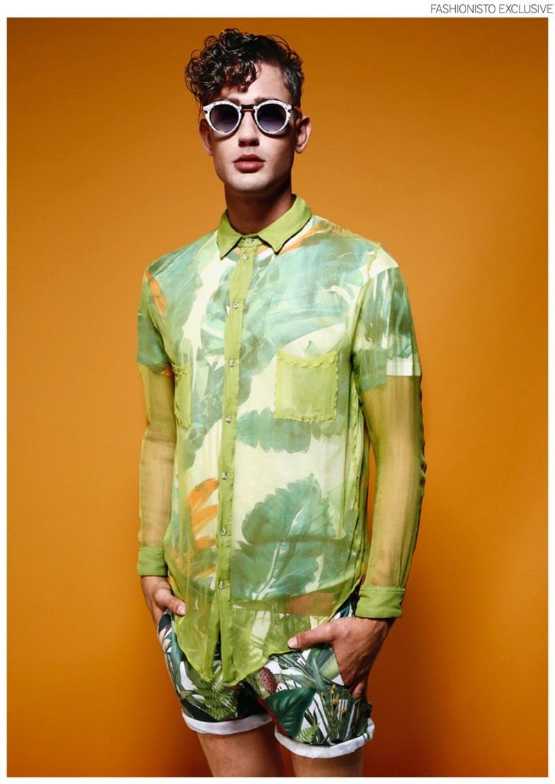 Arnau wears sunglasses Kenzo, shirt Colmillo de Morsa and shorts Scotch & Soda.