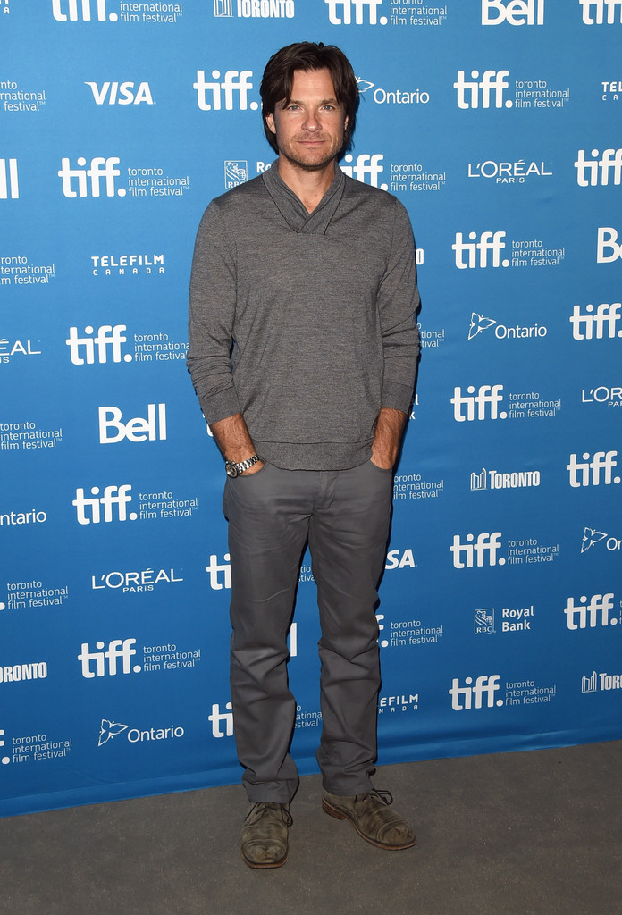 Jason Bateman 001 Attending the press conference for 'This Is Where I Leave You' during the Toronto International Film Festival, Jason Bateman opted for a casual look in a color coordinated gray ensemble. Bateman finished off a pair of chinos and suede boots with a fashion knit.