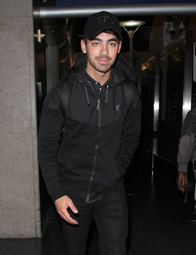 Joe-Jonas-Black-Airport-Look-002