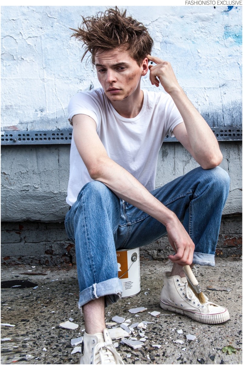 John wears t-shirt Fruit of Loom, jeans Levi's and shoes Converse.