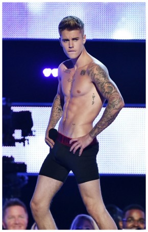 Justin Bieber Shirtless Calvin Klein Underwear Fashion Rocks 2014 Photo 011
