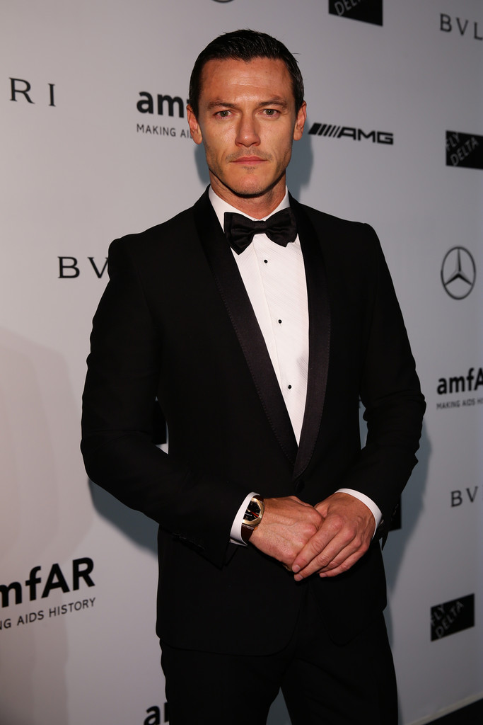 Luke Evans + Jon Kortajarena Attend amfAR Milano 2014 Cocktail