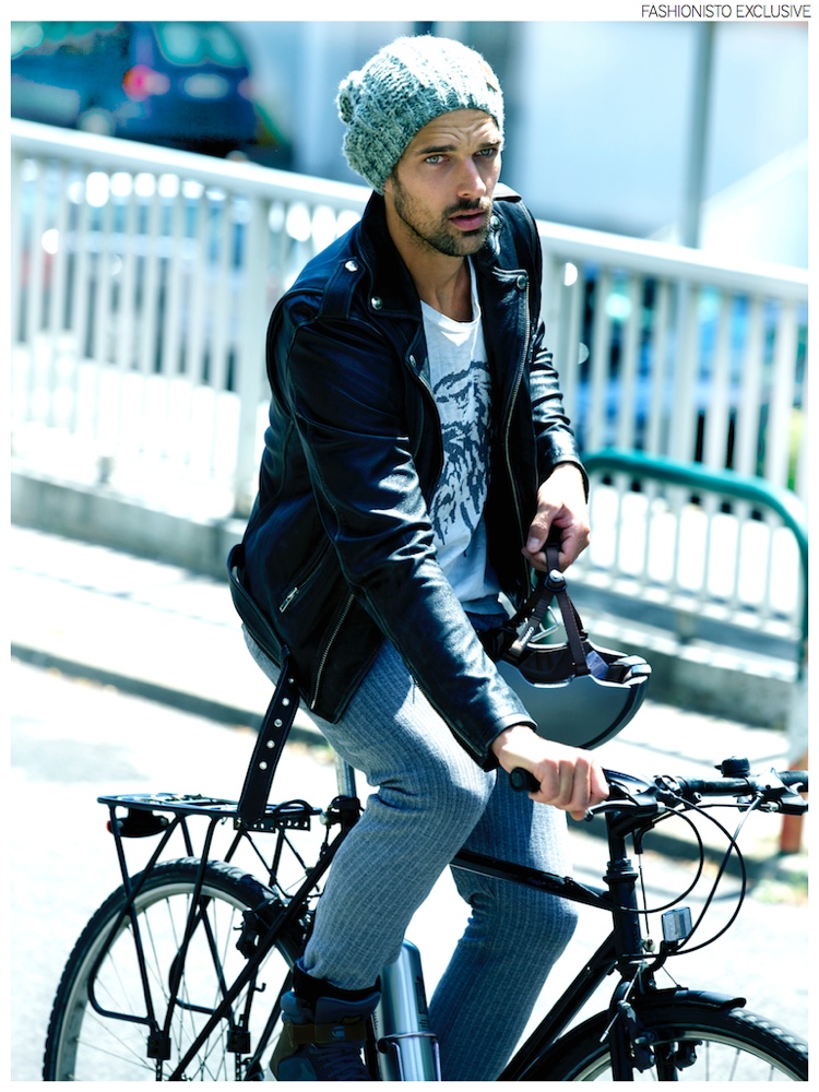 Michael wears t-shirt Replay, leather jacket Diesel, pants Replay, sneakers G-Star, beanie Replay and foldable helmet Carrera.