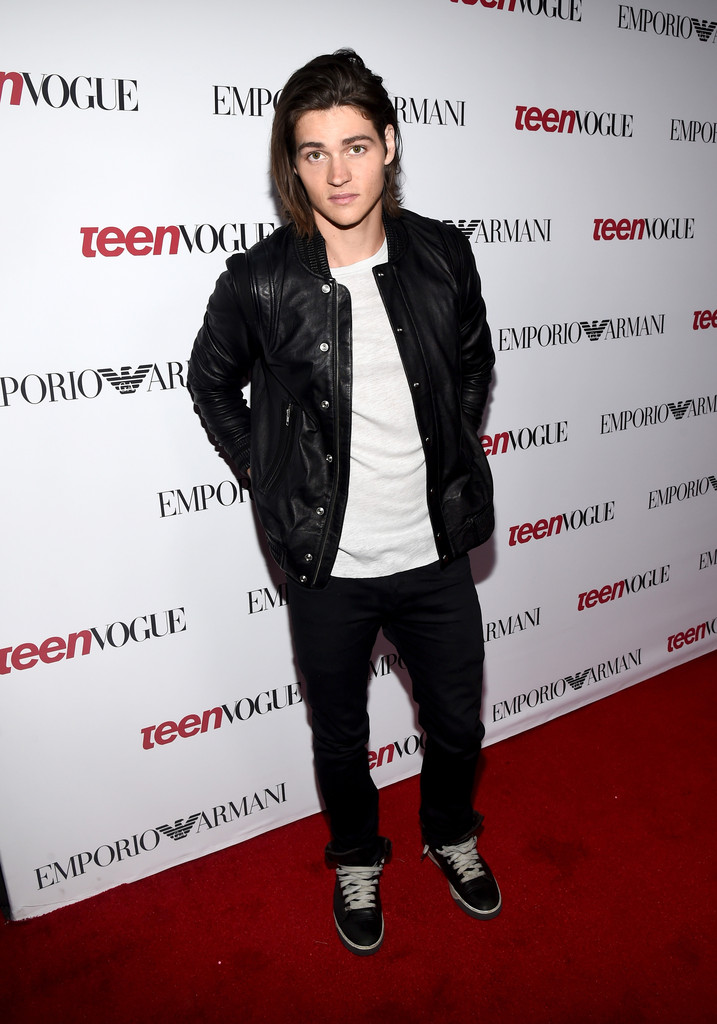 Attending Teen Vogue's 12th annual Young Hollywood party on September 26, 2014 in Beverly Hills, California, actor William Peltz kept his ensemble laid-back and approachable. Wearing a classic white t-shirt and jeans pairing, Peltz finished off his look with a cool leather jacket.