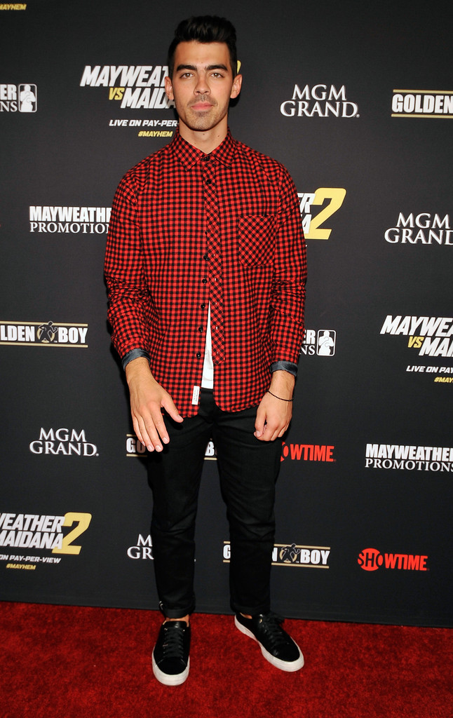 Joe Jonas Has a Buffalo Check Moment