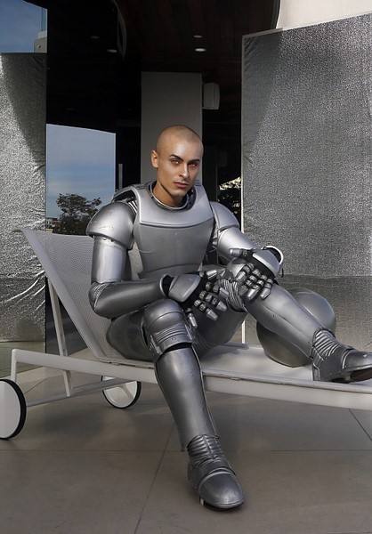 Last season's contestant Cory returns as the photo shoot's androgynous robot. 