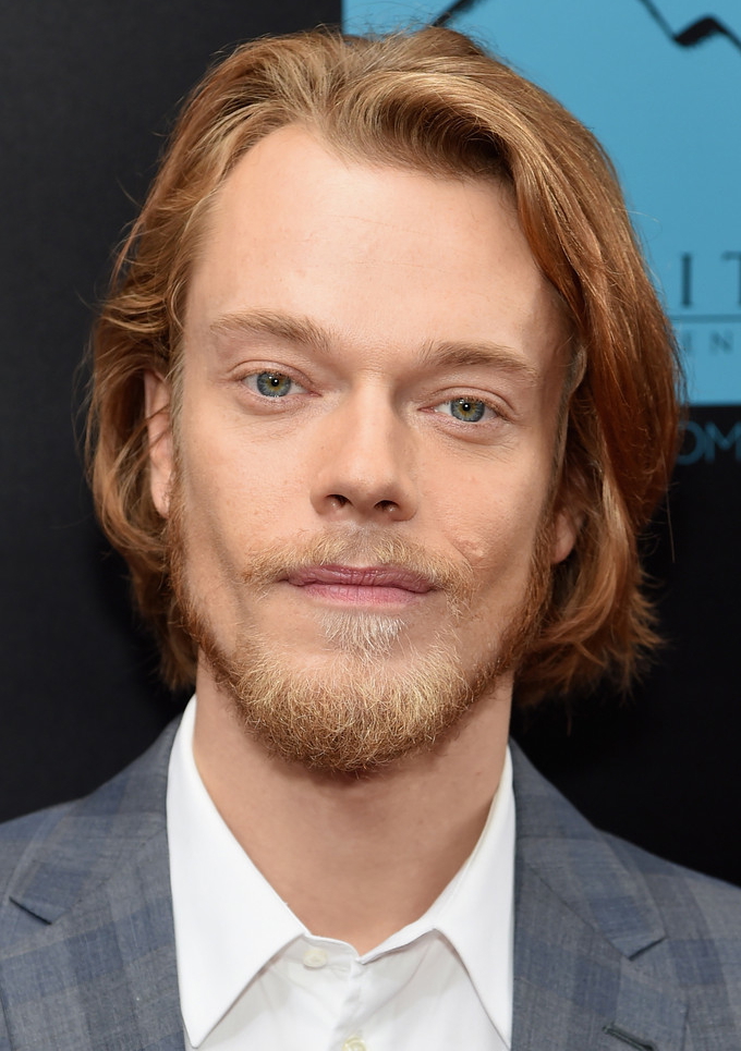 Alfie-Allen-002