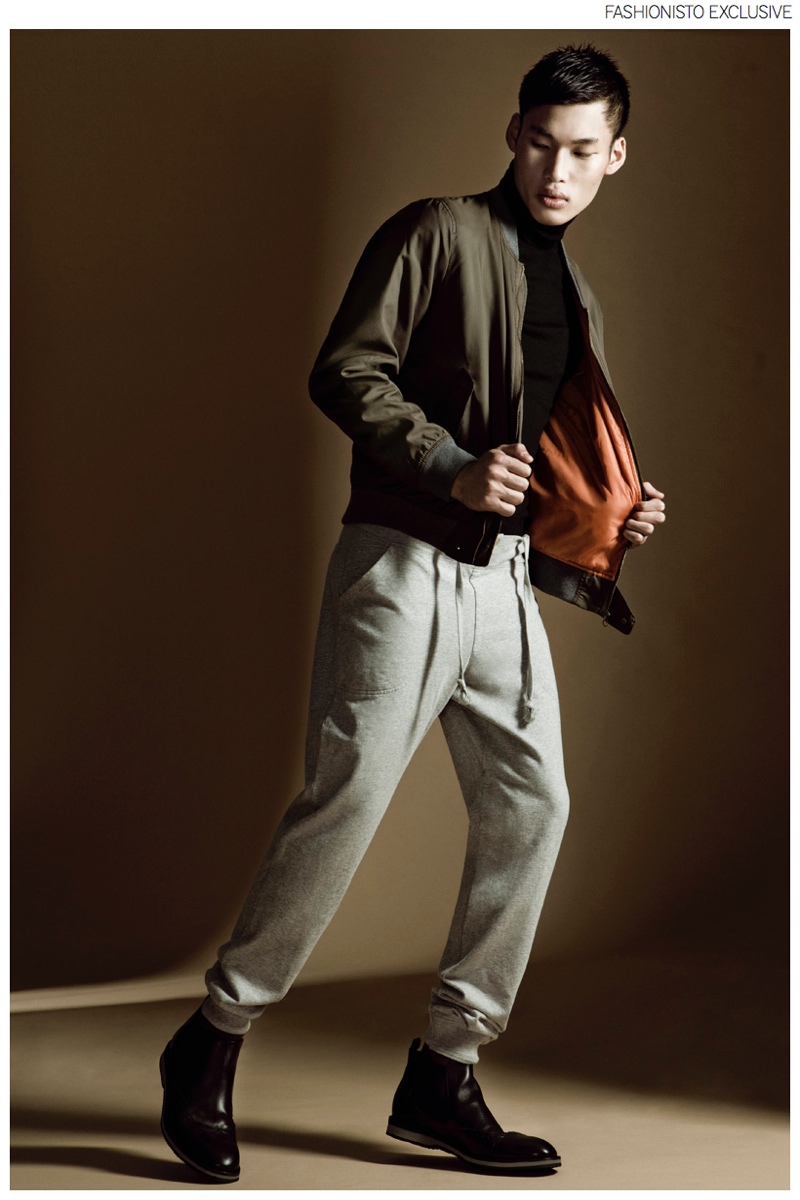 Chun wears bomber jacketEasy Wear for El Corte Inglés, turtleneck sweater Sisley, sweatpants GANT and boots Lotusse.